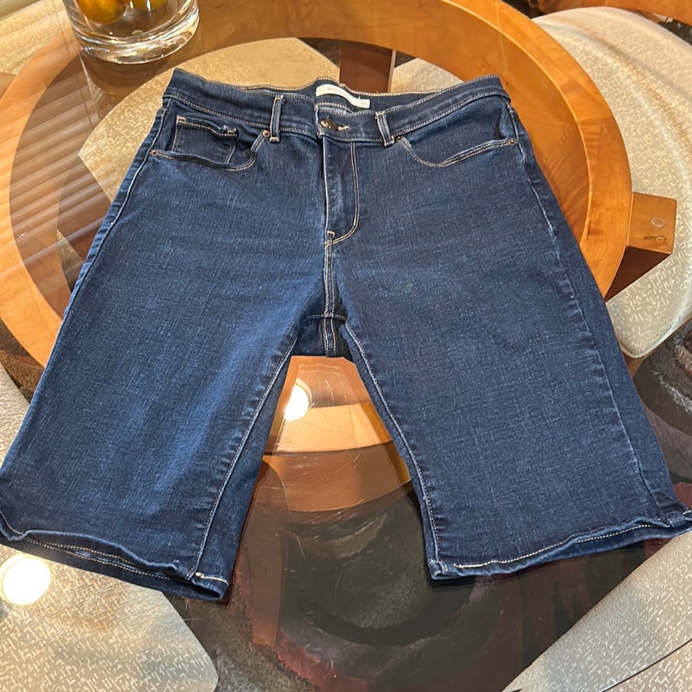 Levi’s Stretch Bermuda shorts size 30.